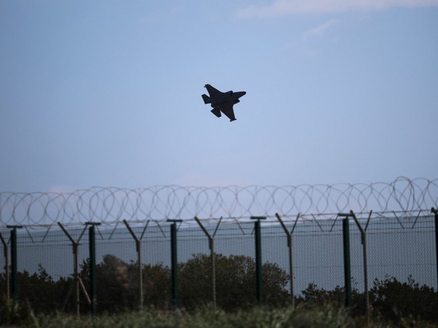 Los ataques de Irán alcanzaron a un país de la Unión Europea y sigue la escalada de la guerra en Medio Oriente | FM Avenida