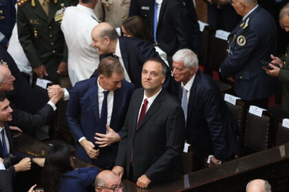 Manuel Adorni justificó las reacciones de Milei contra el kirchnerismo en el Congreso: "El Presidente se siente en su derecho a responder como le parezca" | FM Avenida