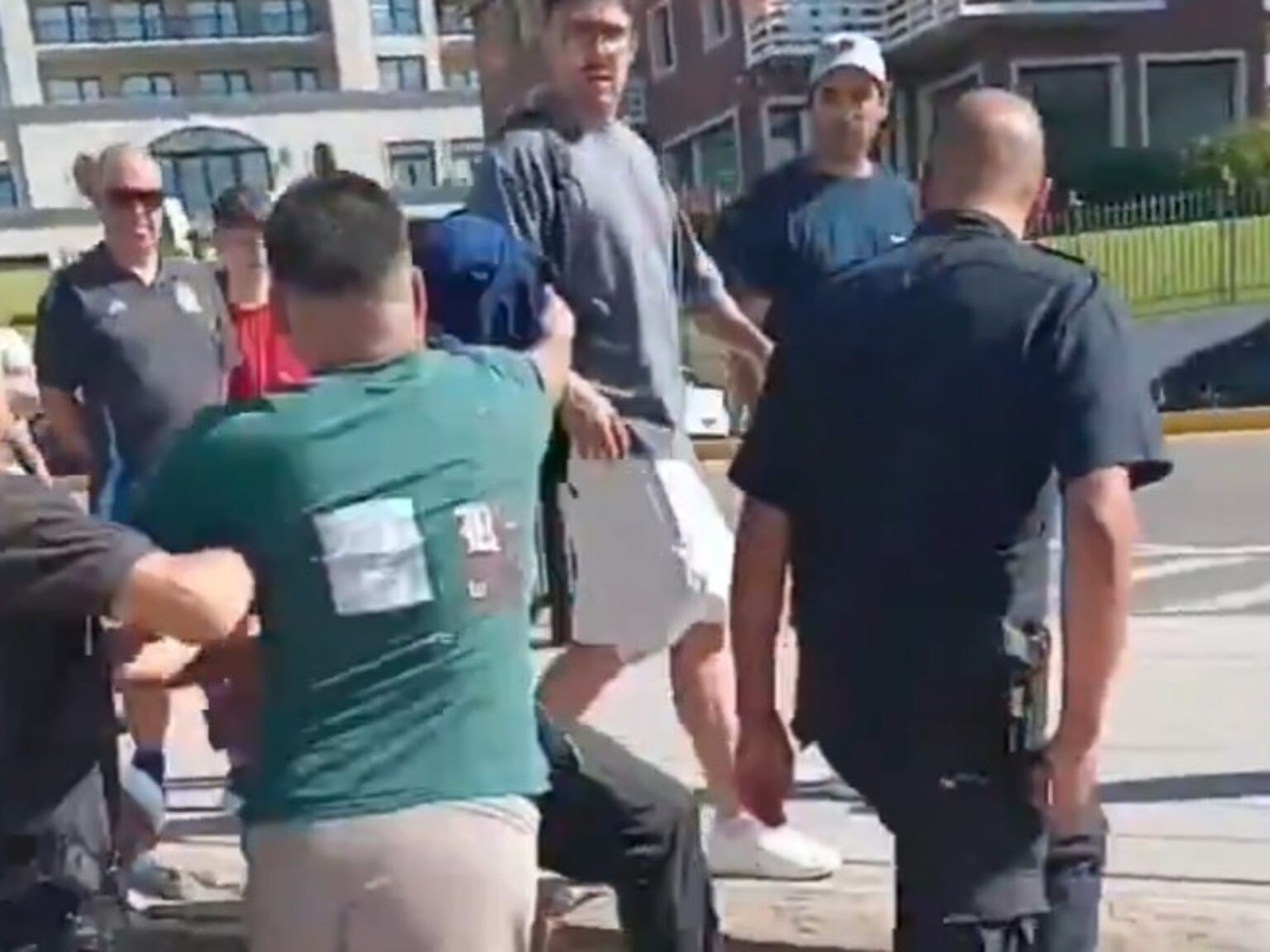 Mar del Plata: vecinos intentaron hacer justicia por mano propia tras atrapar a un motochorro que robaba en la costa | FM Avenida