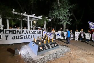 Marcha y acto a 50 años del inicio de la Dictadura, con puesta en valor del monumento que recuerda a los desaparecidos (Video) | FM Avenida