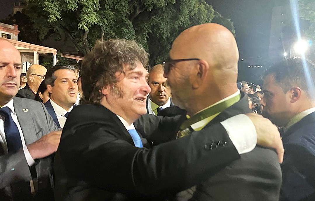 Milei encabezó el acto por los 214 años de los Granaderos y saludó a Domingo Novaro | FM Avenida