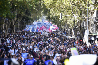 Minuto a minuto: así fue la masiva convocatoria en Plaza de Mayo por el 24 de marzo a 50 años de la dictadura | FM Avenida