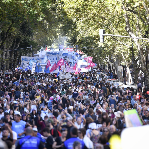 Minuto a minuto: así fue la masiva convocatoria en Plaza de Mayo por el 24 de marzo a 50 años de la dictadura | FM Avenida