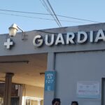 Motociclista chocó con una combi estacionada: una mujer y una menor trasladadas al Hospital | FM Avenida