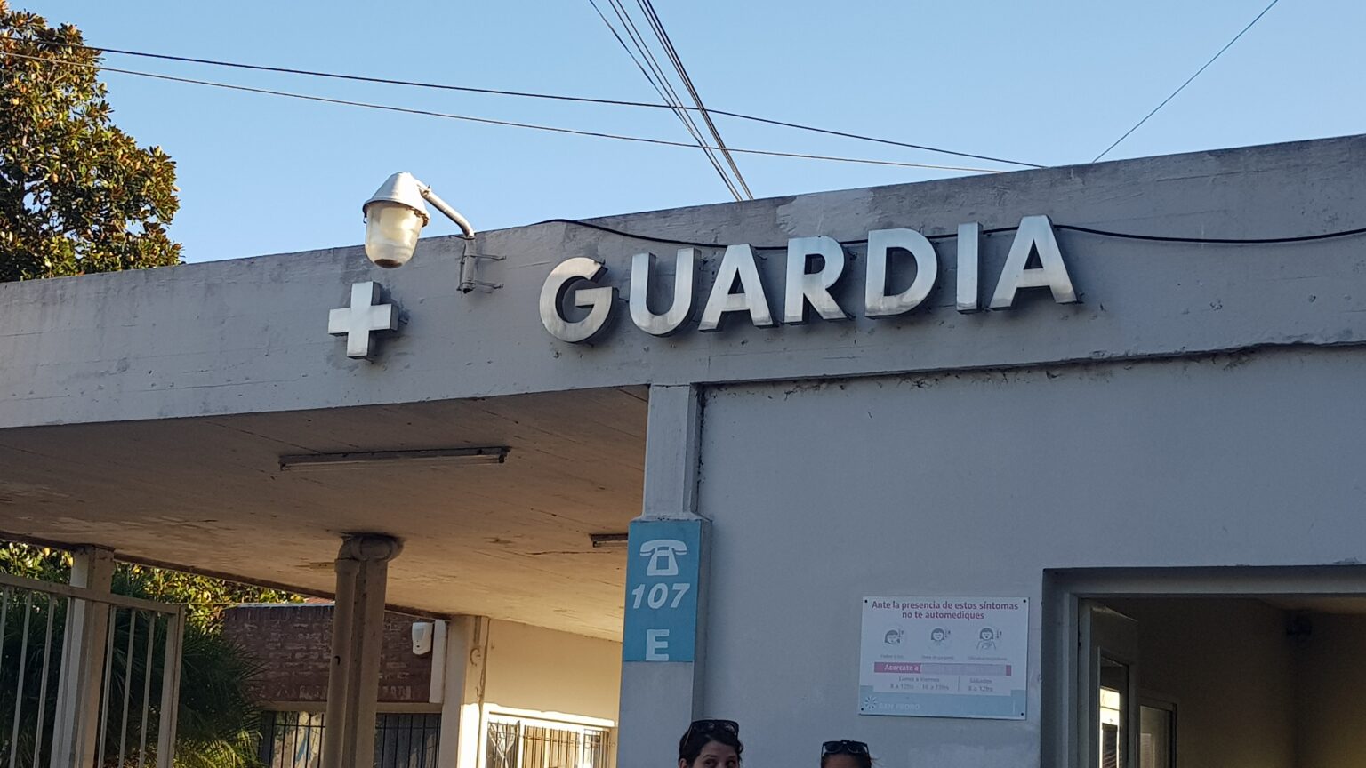 Motociclista chocó con una combi estacionada: una mujer y una menor trasladadas al Hospital | FM Avenida