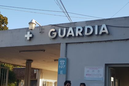 Motociclista chocó con una combi estacionada: una mujer y una menor trasladadas al Hospital | FM Avenida