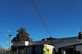 Motociclista herido tras chocar contra un auto estacionado | FM Avenida