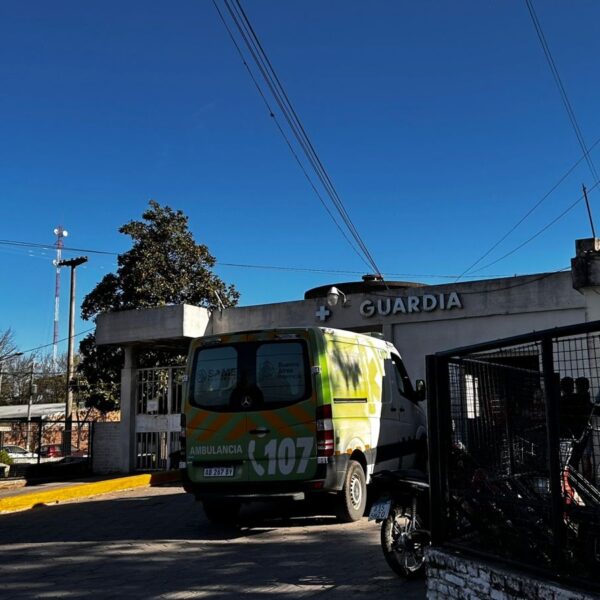 Motociclista herido tras chocar contra un auto estacionado | FM Avenida