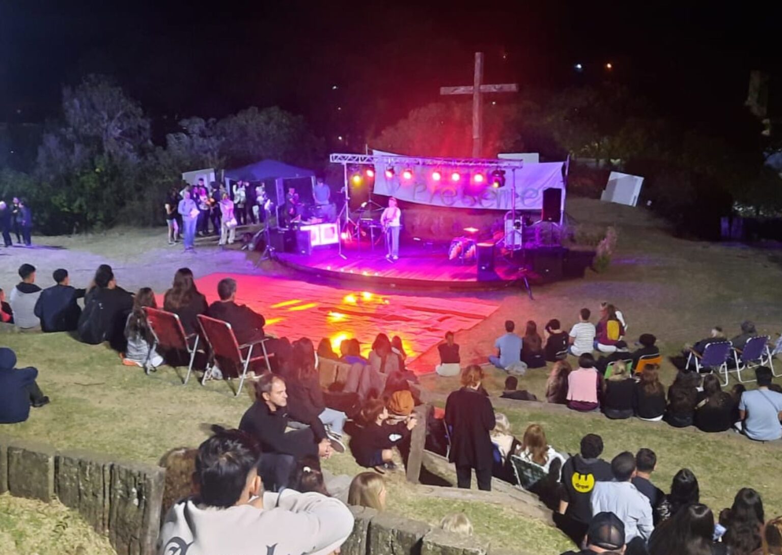 Música, poesía y memoria: así fue el homenaje a las víctimas del Covid en el Vía Crucis | FM Avenida