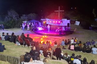 Música, poesía y memoria: así fue el homenaje a las víctimas del Covid en el Vía Crucis | FM Avenida