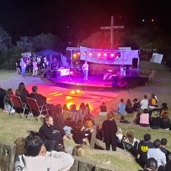 Música, poesía y memoria: así fue el homenaje a las víctimas del Covid en el Vía Crucis | FM Avenida
