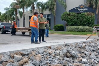 Obras de bacheo y reparación de calzada en Moisés Novillo y Avenida Sarmiento | FM Avenida