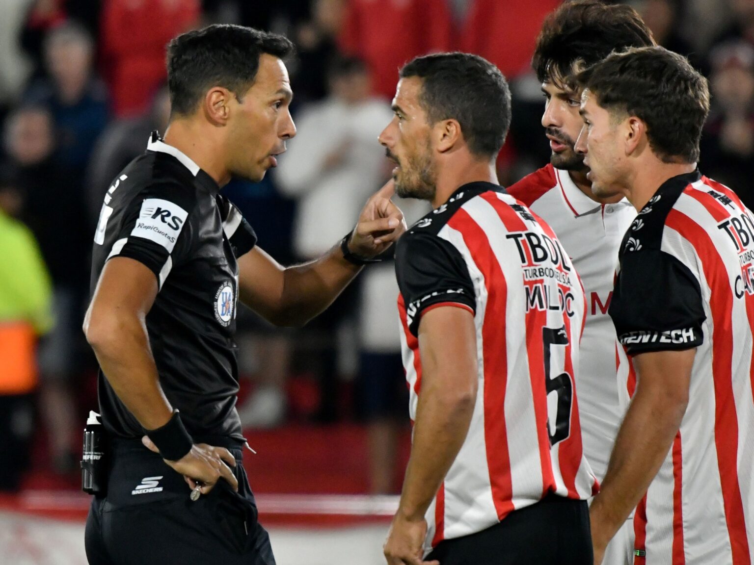 Otra vez, los hinchas explotaron contra Tapia y Toviggino: del escandaloso penal que no le dieron a Huracán ante Barracas al baile del Pincha al ritmo de "no soy secanucas" | FM Avenida