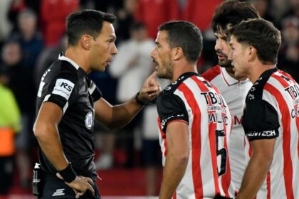 Otra vez, los hinchas explotaron contra Tapia y Toviggino: del escandaloso penal que no le dieron a Huracán ante Barracas al baile del Pincha al ritmo de "no soy secanucas" | FM Avenida