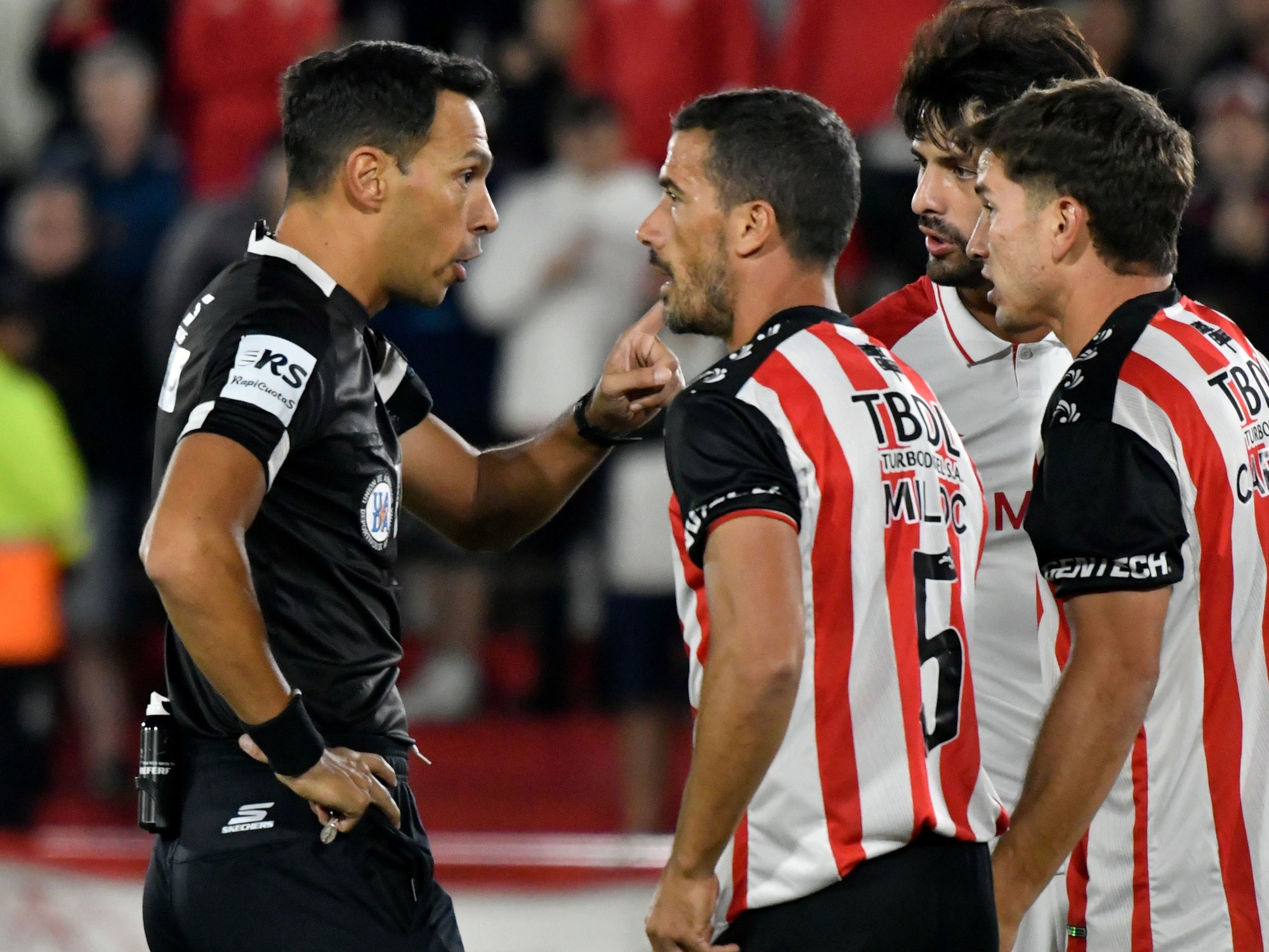 Otra vez, los hinchas explotaron contra Tapia y Toviggino: del escandaloso penal que no le dieron a Huracán ante Barracas al baile del Pincha al ritmo de "no soy secanucas" | FM Avenida