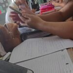 Padres de la secundaria 12 reclaman por falta de bancos y sillas: los alumnos tienen clases en las galerías | FM Avenida