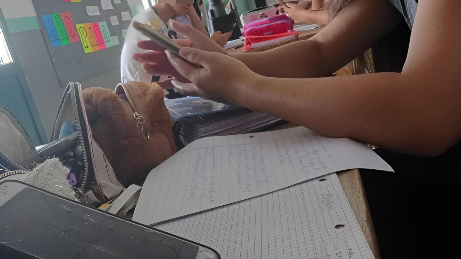 Padres de la secundaria 12 reclaman por falta de bancos y sillas: los alumnos tienen clases en las galerías | FM Avenida