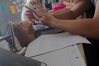 Padres de la secundaria 12 reclaman por falta de bancos y sillas: los alumnos tienen clases en las galerías | FM Avenida