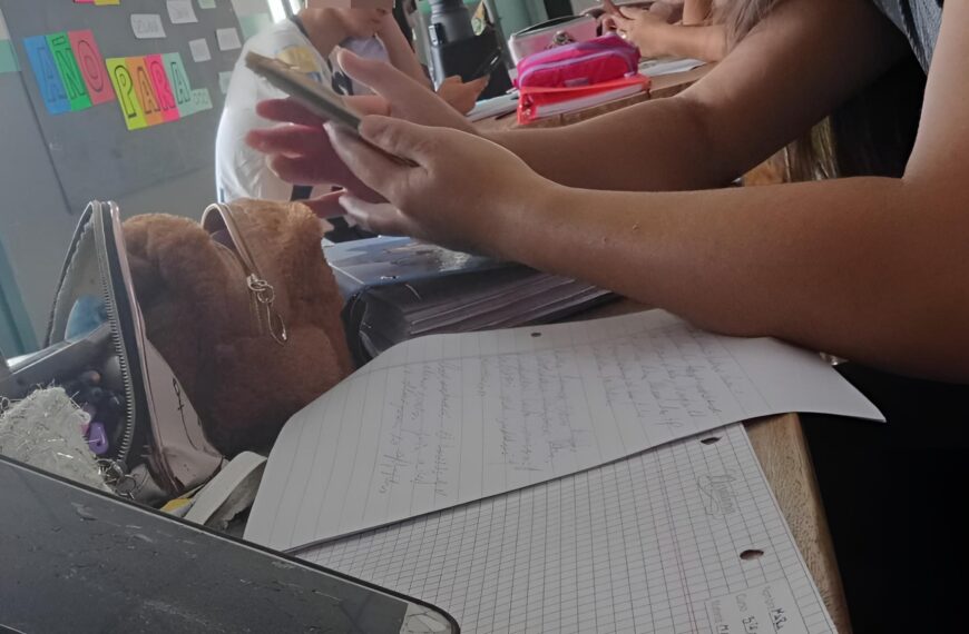 Padres de la secundaria 12 reclaman por falta de bancos y sillas: los alumnos tienen clases en las galerías | FM Avenida