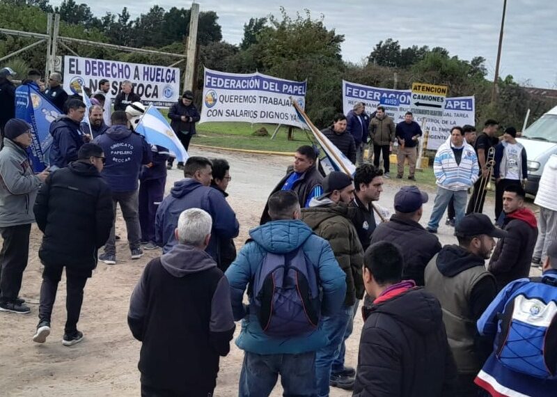 Papeleros paran las máquinas: "En resguardo de nuestra vida y nuestro salario" | FM Avenida