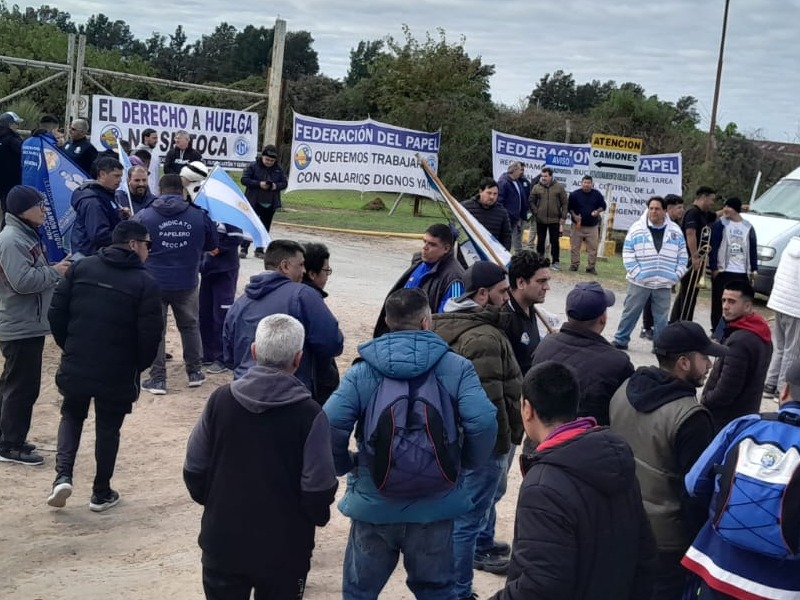 Papeleros paran las máquinas: "En resguardo de nuestra vida y nuestro salario" | FM Avenida