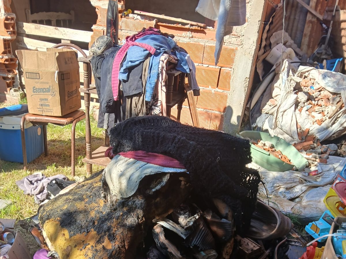 Piden colaboración para una familia que perdió todo en el incendio de su vivienda | FM Avenida