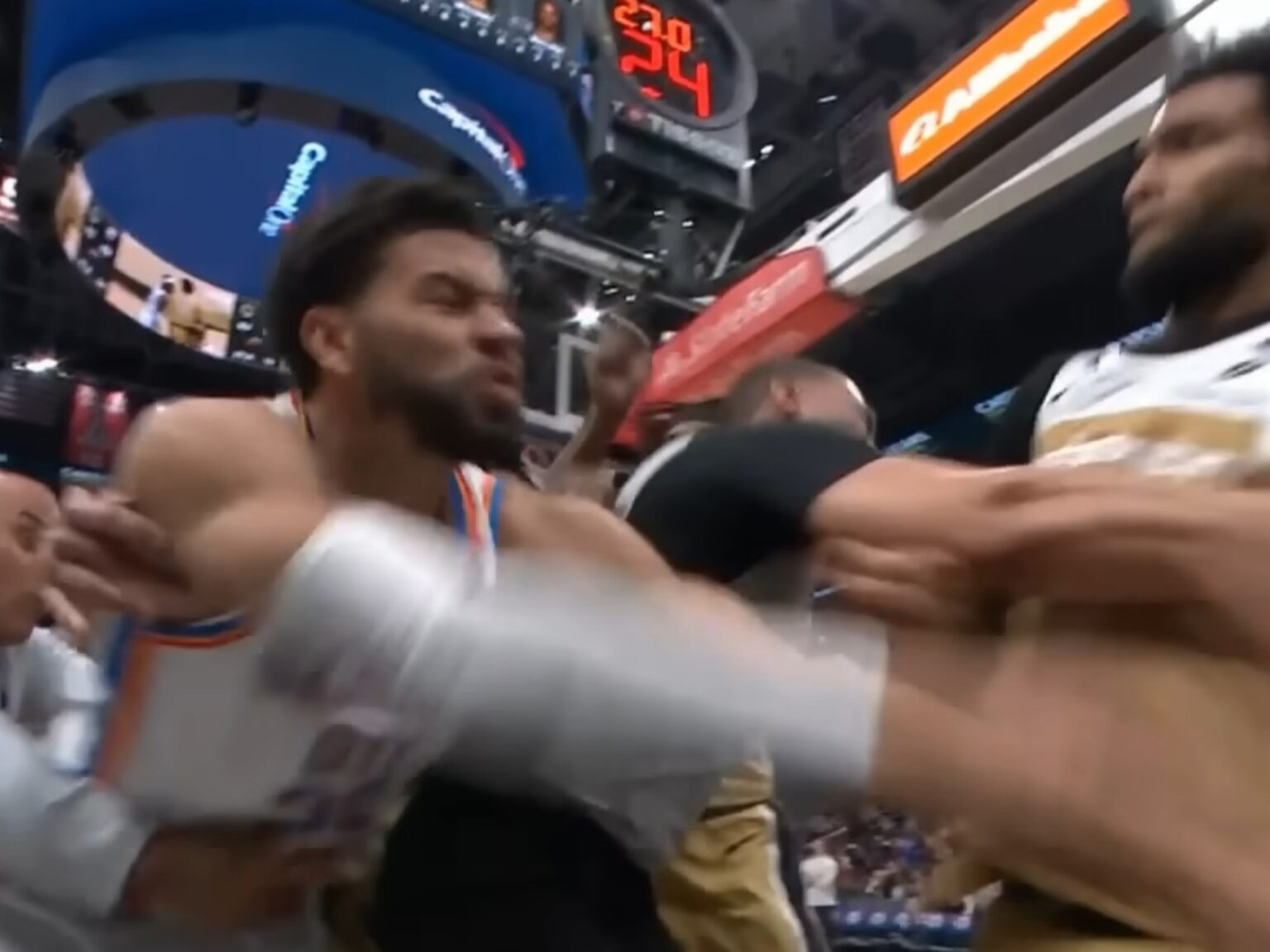 Piñas en la NBA: Oklahoma City Thunder y Washington Wizards se agarraron a trompadas y terminaron arriba de un camarógrafo | FM Avenida