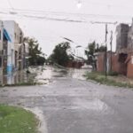 Poca lluvia, pero suficiente para inundar la calle Benito Urraco al 600 | FM Avenida