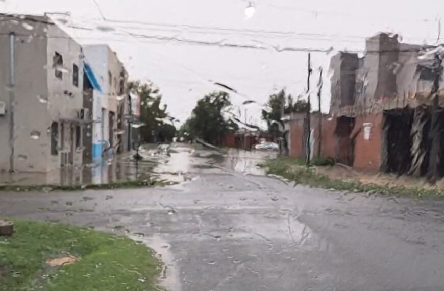 Poca lluvia, pero suficiente para inundar la calle Benito Urraco al 600 | FM Avenida