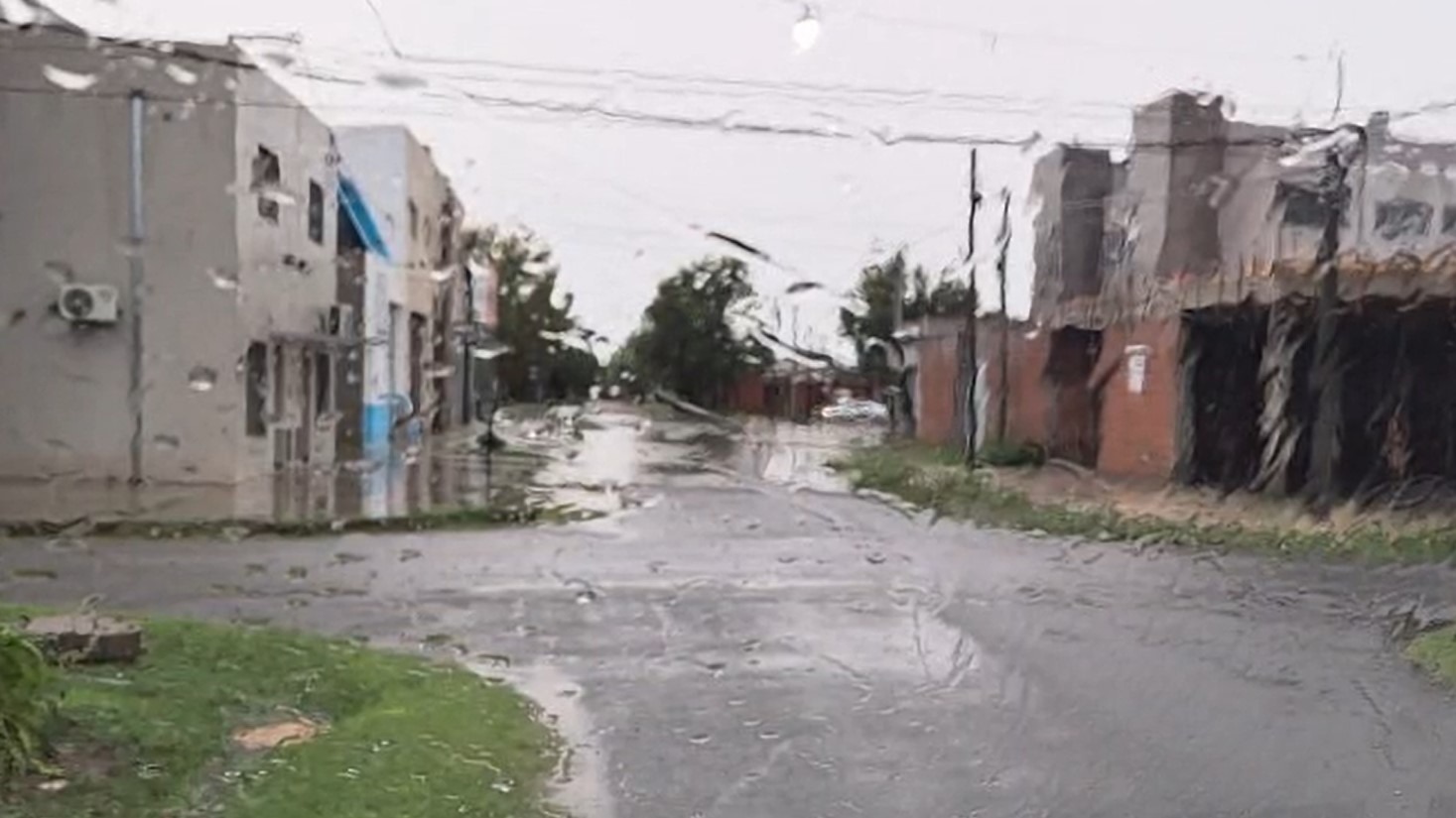 Poca lluvia, pero suficiente para inundar la calle Benito Urraco al 600 | FM Avenida