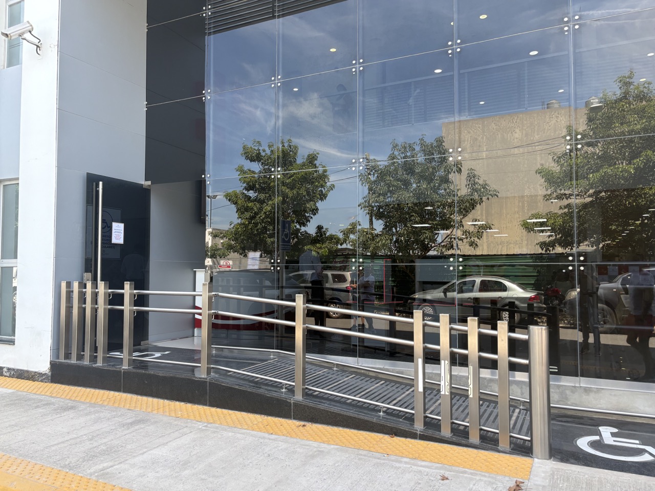 Por obras, el ingreso a la guardia del Hospital Privado Sadiv es provisoriamente por calle Goicochea | FM Avenida