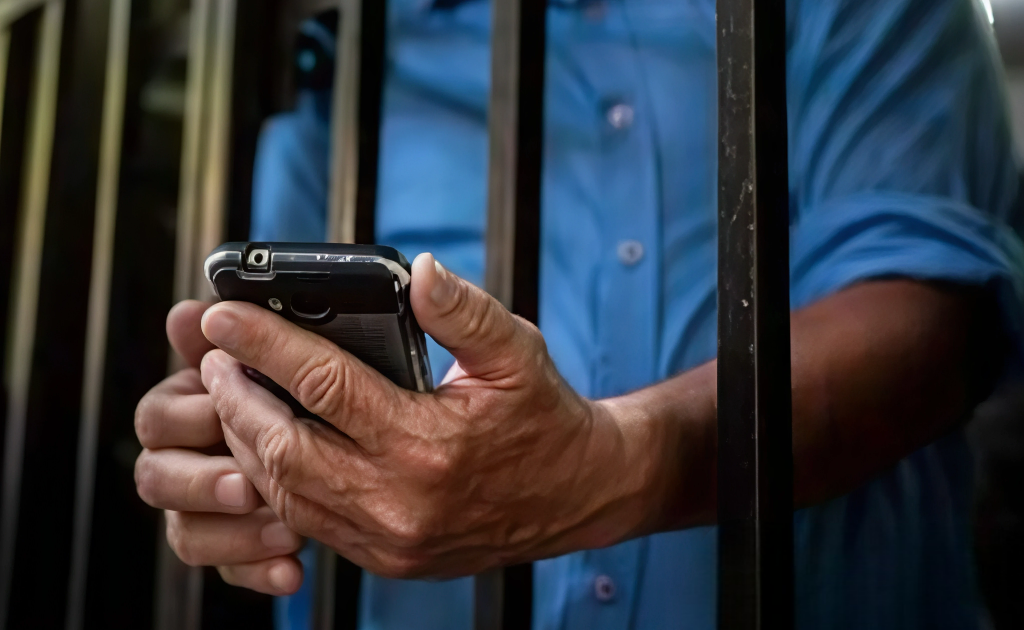 Presentaron un proyecto de ley para prohibir el uso de teléfonos celulares en cárceles bonaerenses | FM Avenida