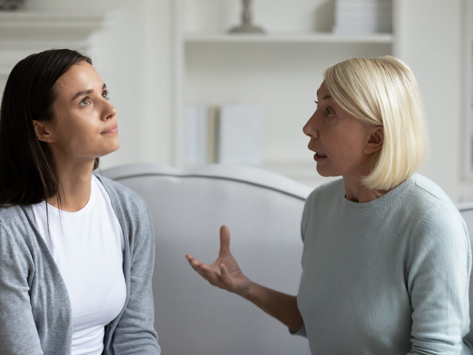 Qué significa cuando alguien se calla para evitar conflictos, según los expertos en psicología | FM Avenida