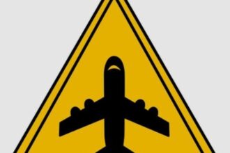 Qué significa la señal de tránsito que tiene un avión negro en el centro y fondo amarillo | FM Avenida