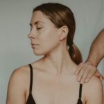 Qué significa que alguien te toque el hombro | FM Avenida