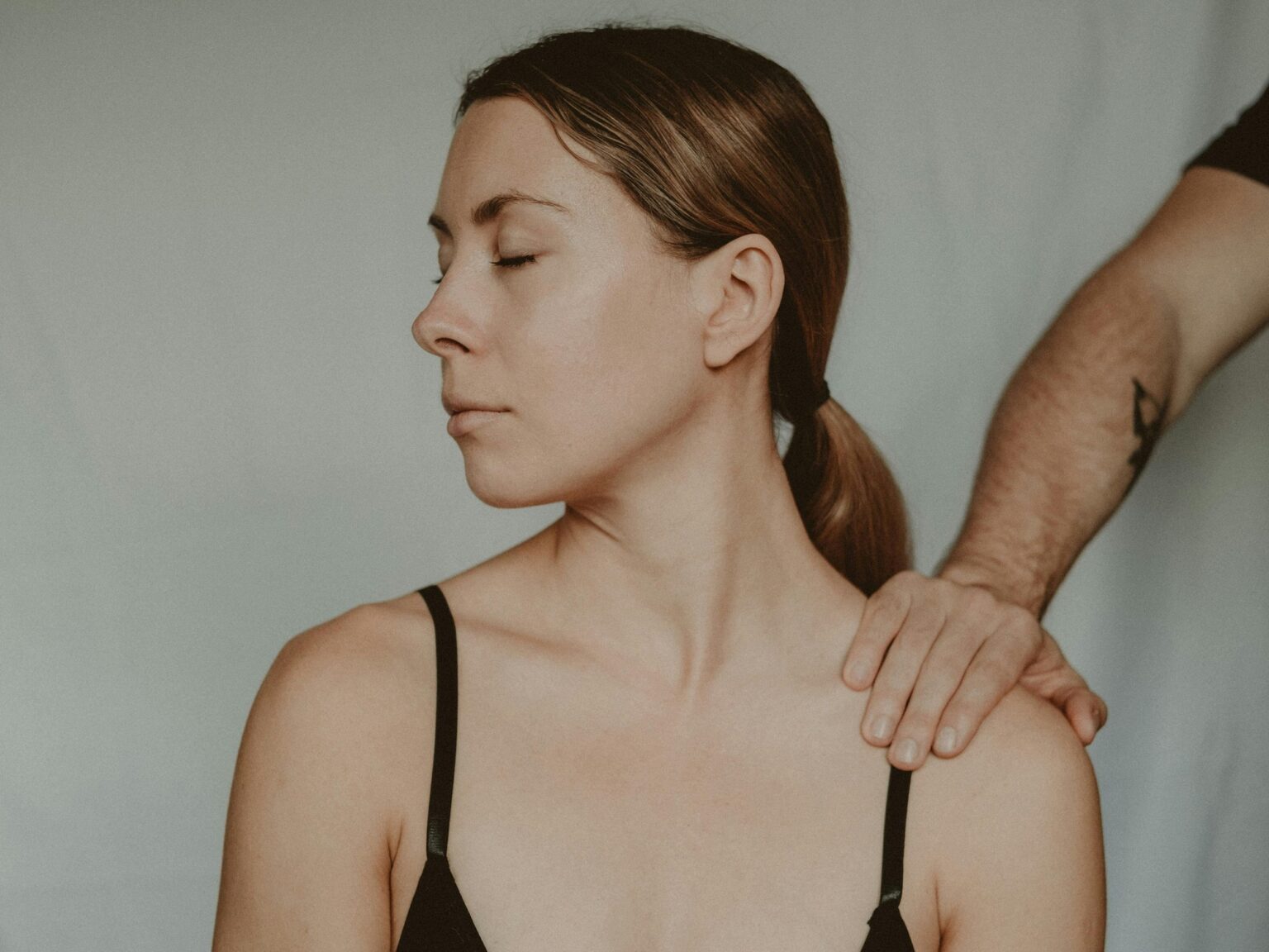 Qué significa que alguien te toque el hombro | FM Avenida