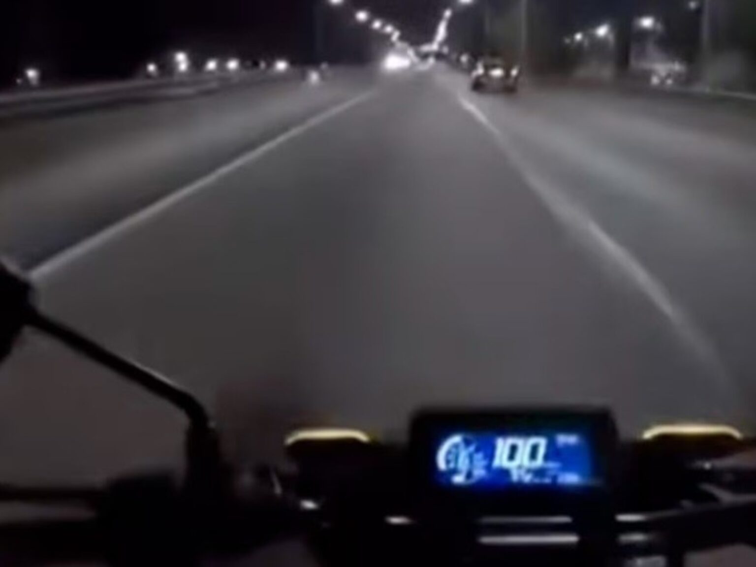 Rápidos y furiosos: motochorros le roban a un motociclista cuando iba a 100 kilómetros por hora y todo fue filmado | FM Avenida