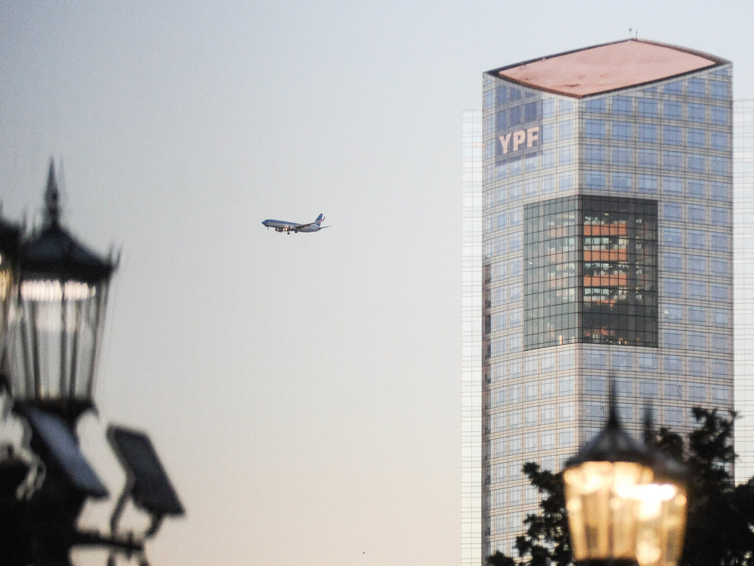 Recaudación, retenciones al agro y dólar: siete claves que explican por qué el fallo por YPF salvó a la Argentina de un golpe demoledor | FM Avenida