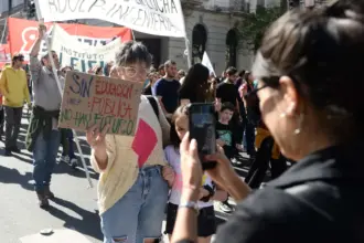 Reclamo salarial: docentes universitarios inician paro nacional por aumento y financiamiento | FM Avenida