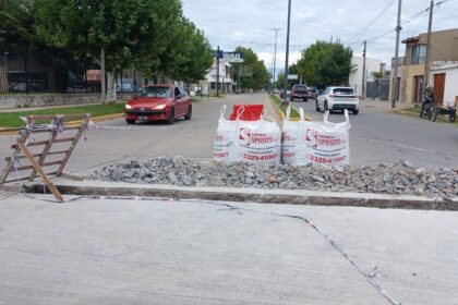 Reparan el pavimento de la Avenida Sarmiento: se había quebrado por dilatación durante el verano | FM Avenida