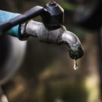 Rotura de un caño madre afecta el servicio de agua en gran parte de la ciudad | FM Avenida