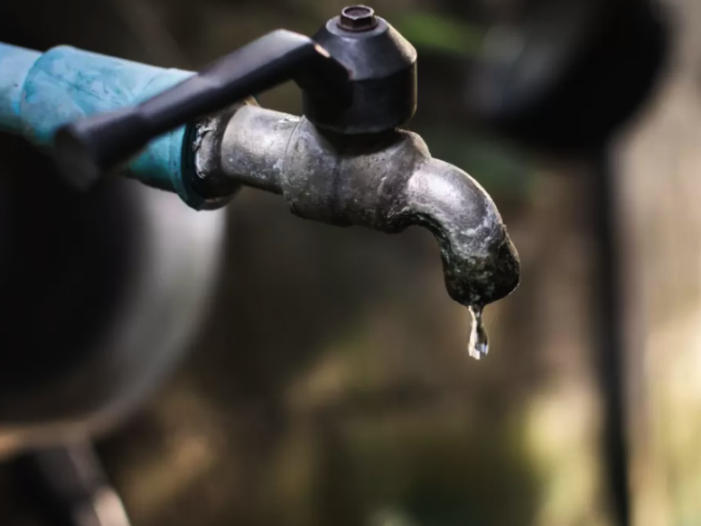 Rotura de un caño madre afecta el servicio de agua en gran parte de la ciudad | FM Avenida