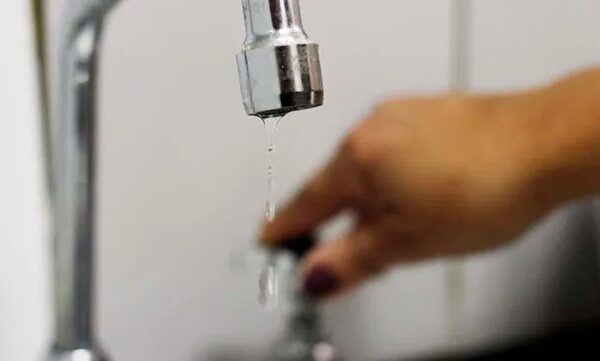 Rotura de un caño maestro afecta el suministro de agua en un amplio sector de San Pedro | FM Avenida