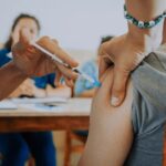 Salud inicia la vacunación antigripal con prioridad para mayores y personal sanitario | FM Avenida