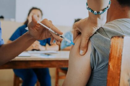 Salud inicia la vacunación antigripal con prioridad para mayores y personal sanitario | FM Avenida