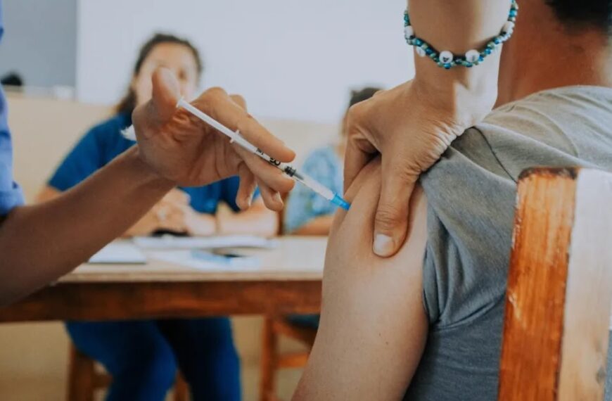 Salud inicia la vacunación antigripal con prioridad para mayores y personal sanitario | FM Avenida