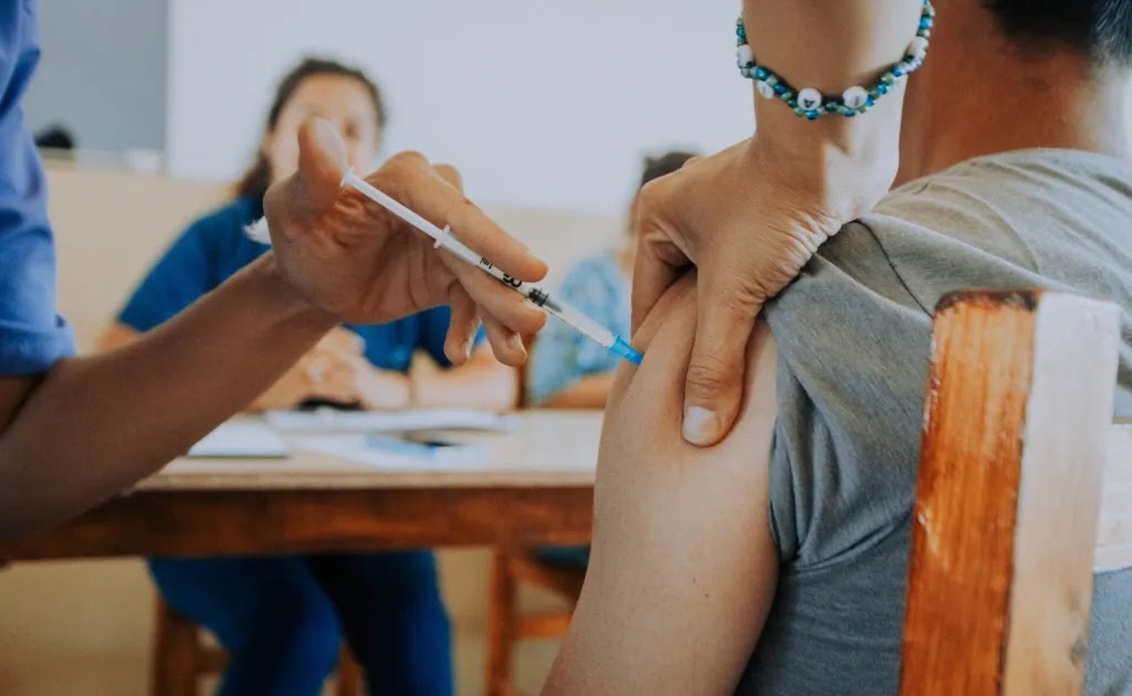 Salud inicia la vacunación antigripal con prioridad para mayores y personal sanitario | FM Avenida