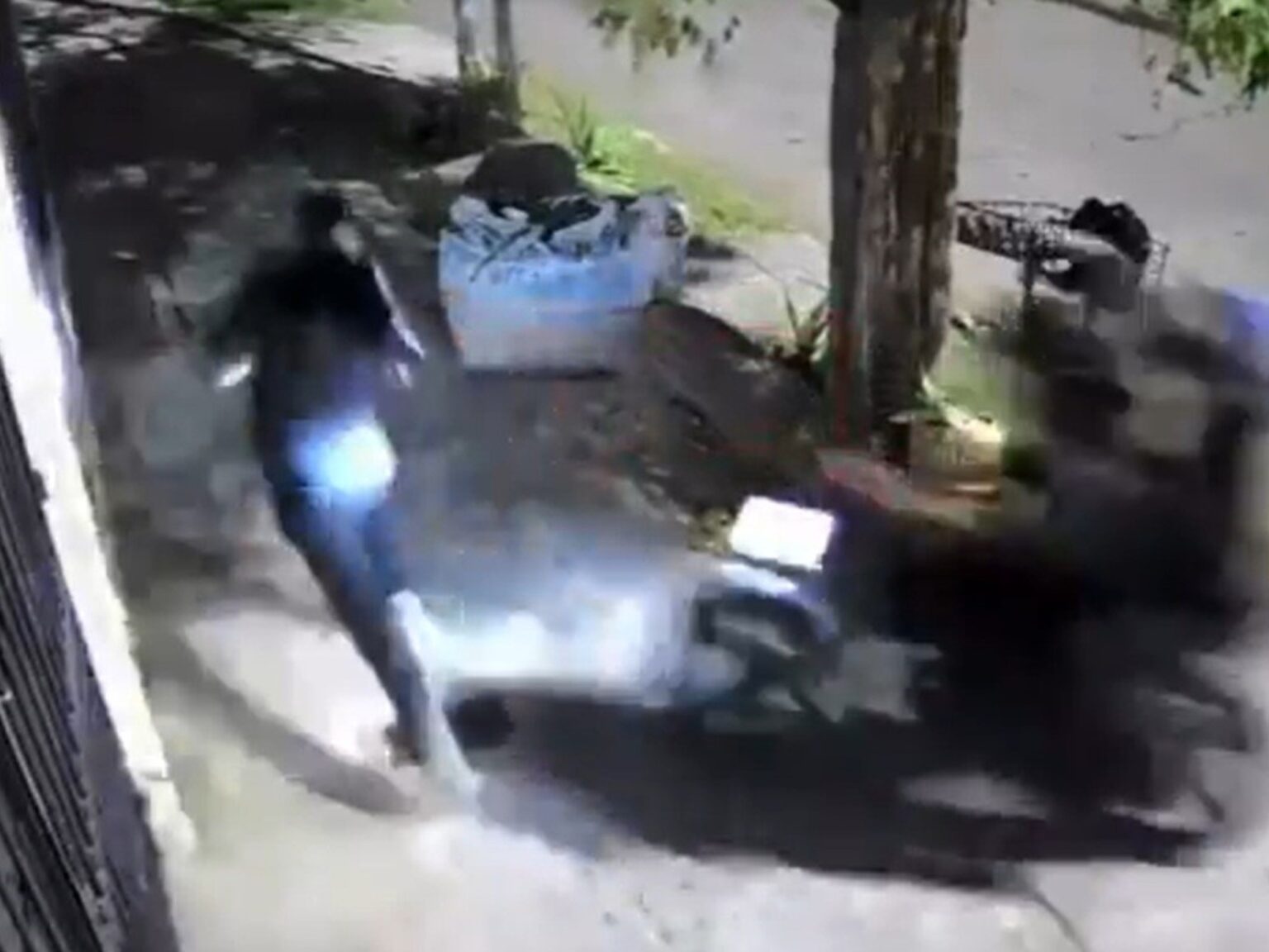 Salvaje ataque motochorro en Loma Hermosa: persiguieron a un joven y como no lo pudieron atrapar, le dispararon cuatro tiros a matar | FM Avenida