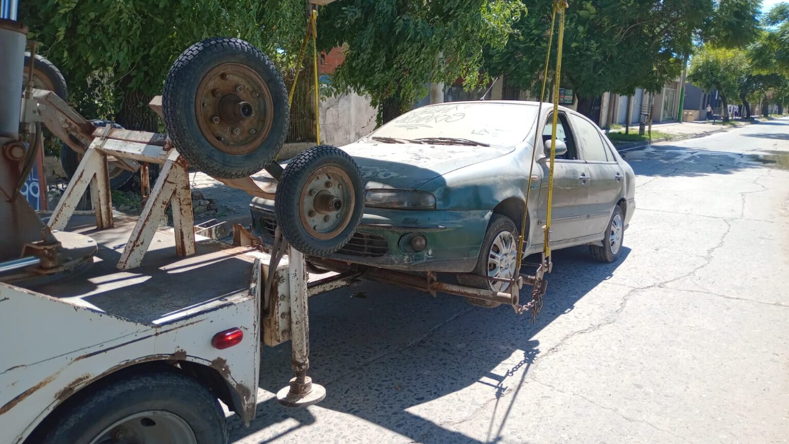 Secuestran un auto abandonado en la vía  pública y motos con caños de escape deficiente | FM Avenida