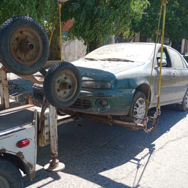 Secuestran un auto abandonado en la vía pública y motos con caños de escape deficiente | FM Avenida